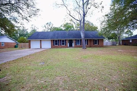 3 bed, 2.0 bath, 2579 sqft, $2,200 — Photo 1