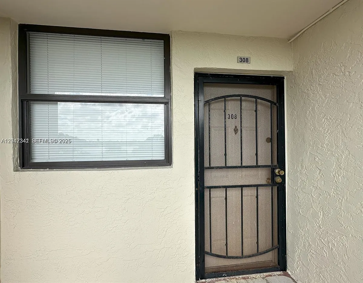 Building Photo - 117 Lake Emerald Dr #308