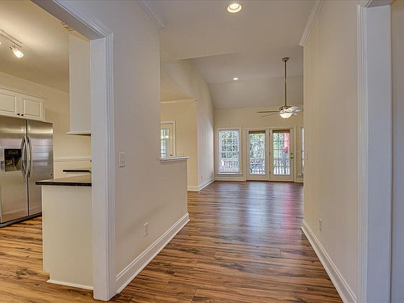 5th image of 224 Khaki Ct