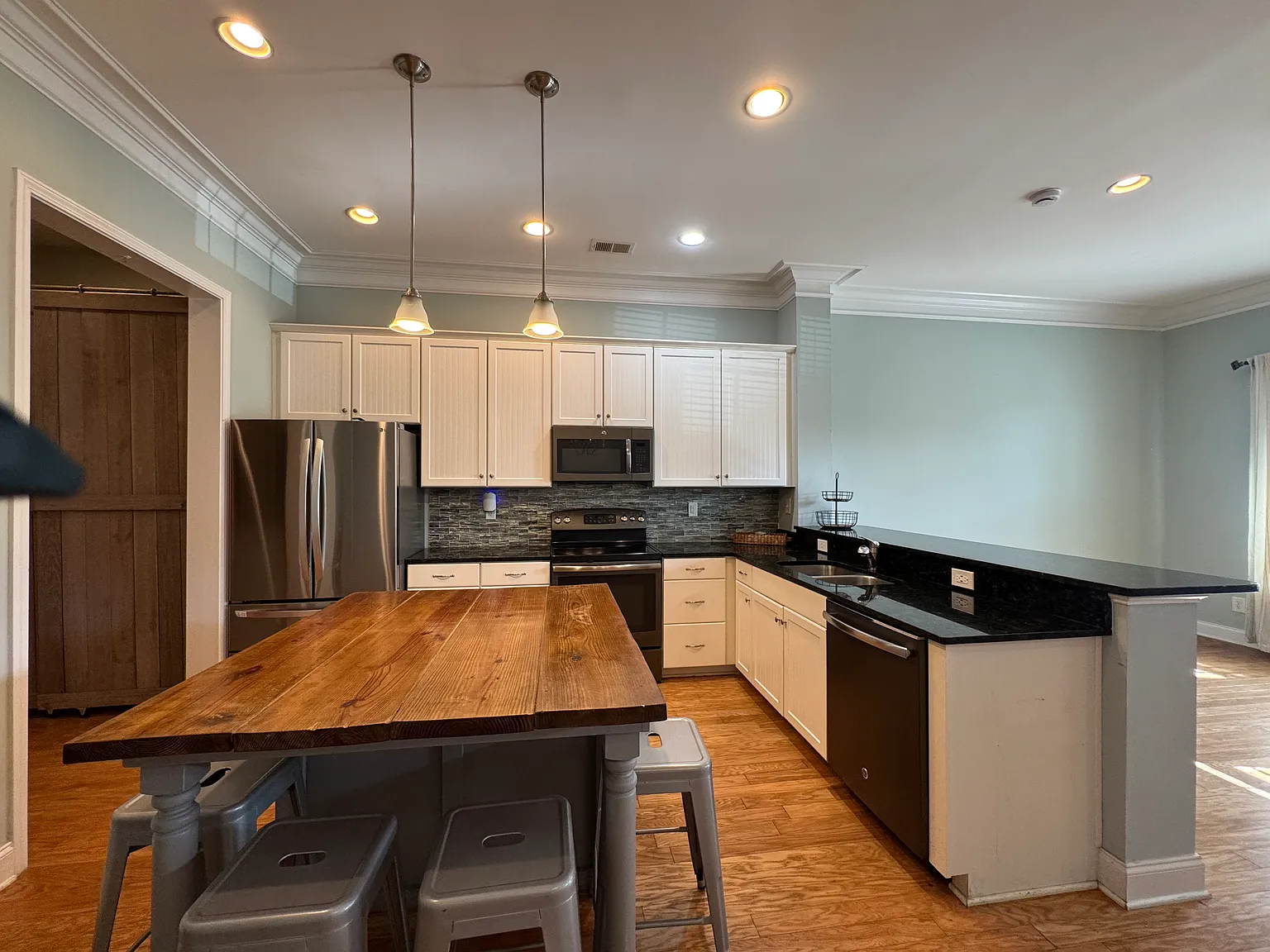 3 bed, 1580 sqft, $2,400 — Photo 3