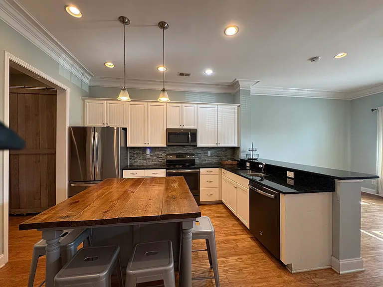 724 Shine Ave — Photo 3