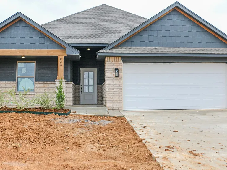 623 Trails End Dr — Photo 1