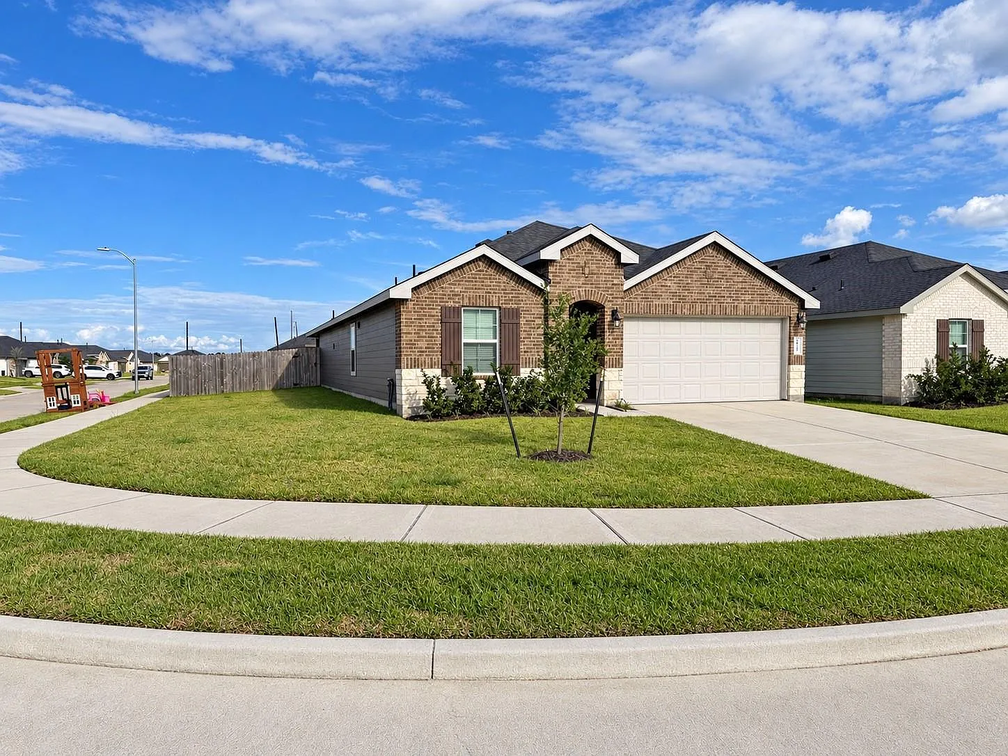 4 bed, 2.5 bath, 1891 sqft, $2,350 — Photo 2
