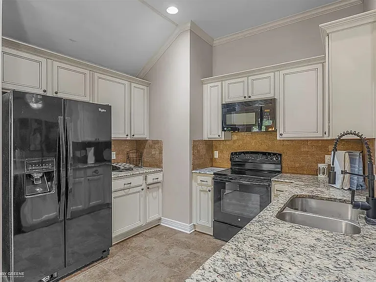 3 bed, 1297 sqft, $2,324 — Photo 2