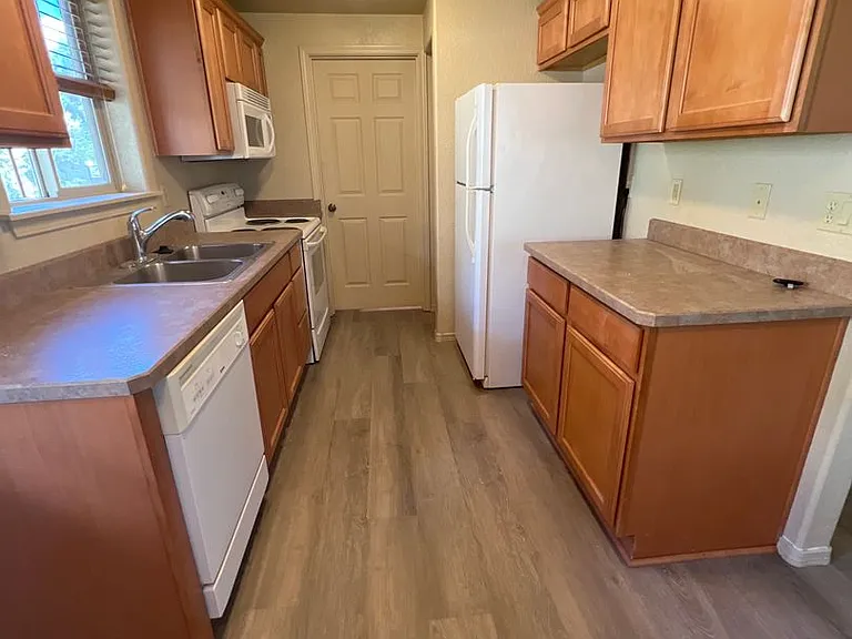 1431 NE Lucinda Ct — Photo 5