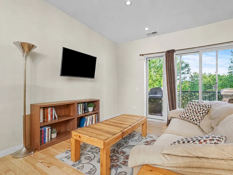 1112 W Washburne Ave #301 — Photo 7