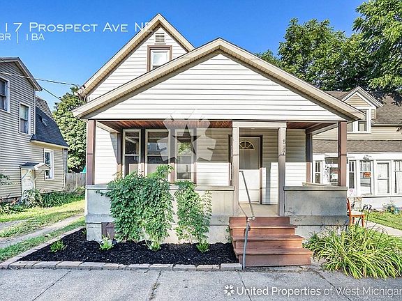 2nd image of 817 Prospect Ave NE