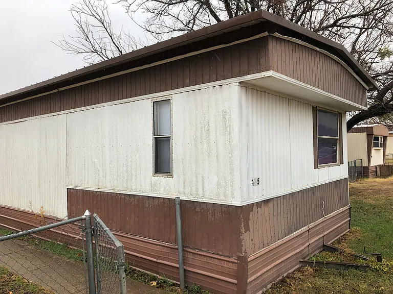 425 Western Hills Dr — Photo 2