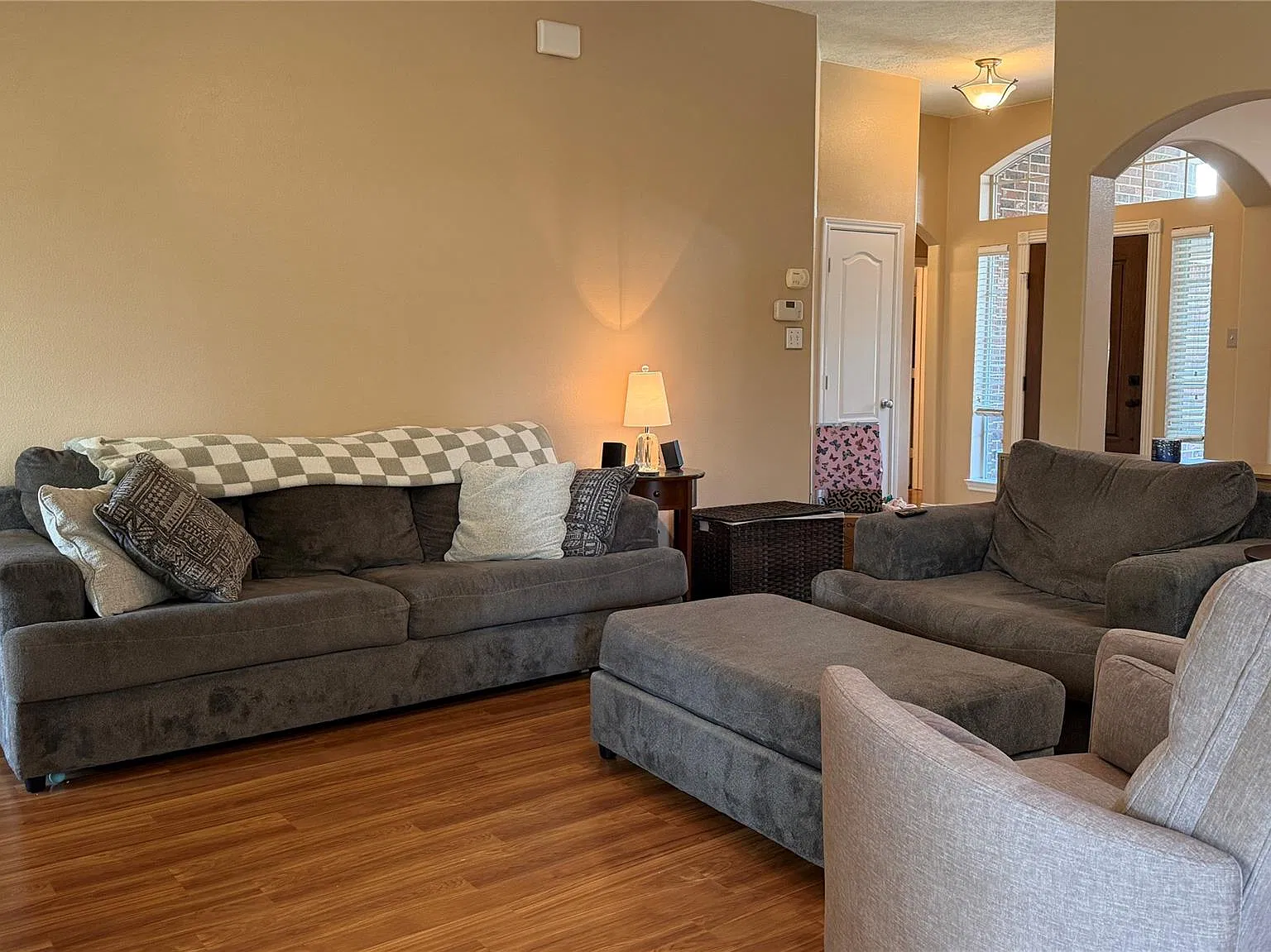3 bed, 2.0 bath, 1856 sqft, $2,050 — Photo 3