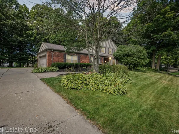 28815 Oak Point Dr, Farmington Hills, MI 48331