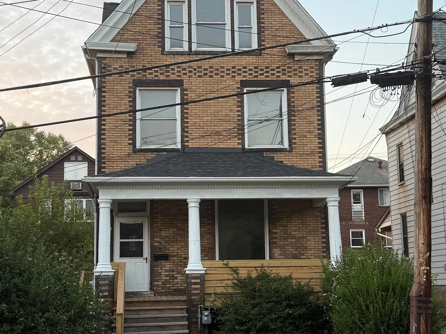 6 bed, 2.0 bath, 2375 sqft, $1,950 — Photo 1