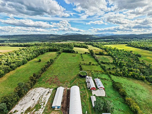 3rd image of 889 River Rd