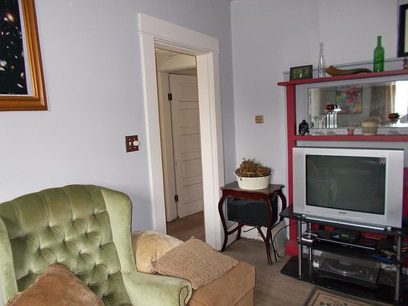 Living room 2520 B Glenmawr Ave