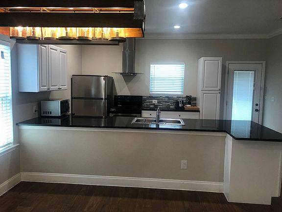 2nd image of 1012 E Oak St