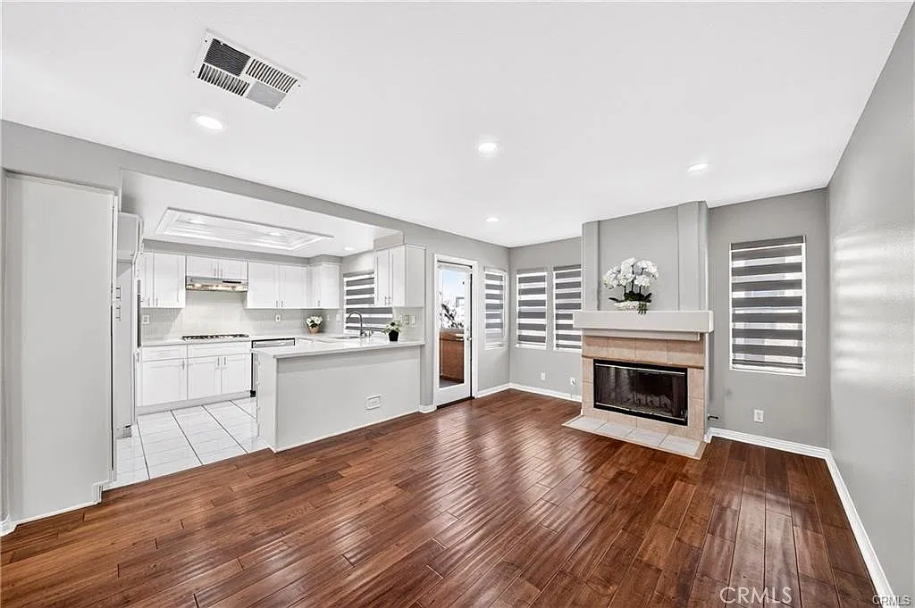 3 bed, 2.5 bath, 1811 sqft, $5,500 — Photo 3
