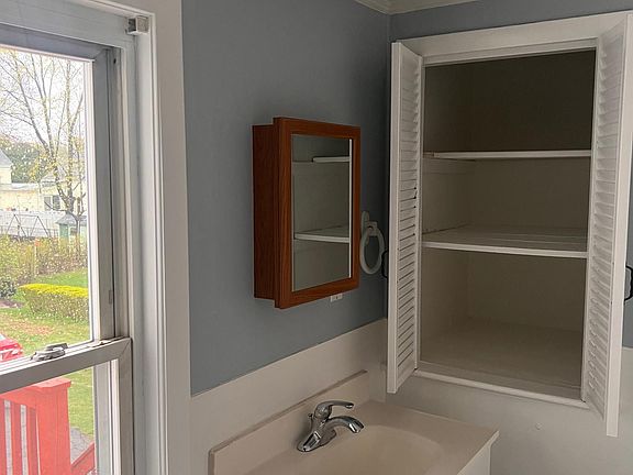5th image of 32 Rockland St Townhouse 2