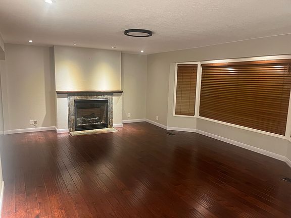 Large Livingroom with gas fireplace