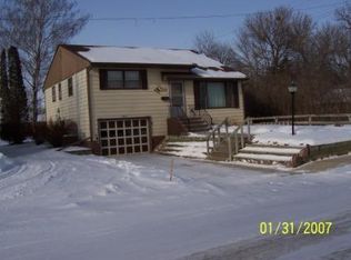 207 6th St N, Edgeley, ND 58433