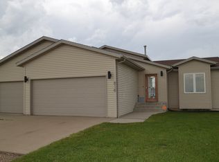 816 Sunflower Dr, Bismarck, ND 58503