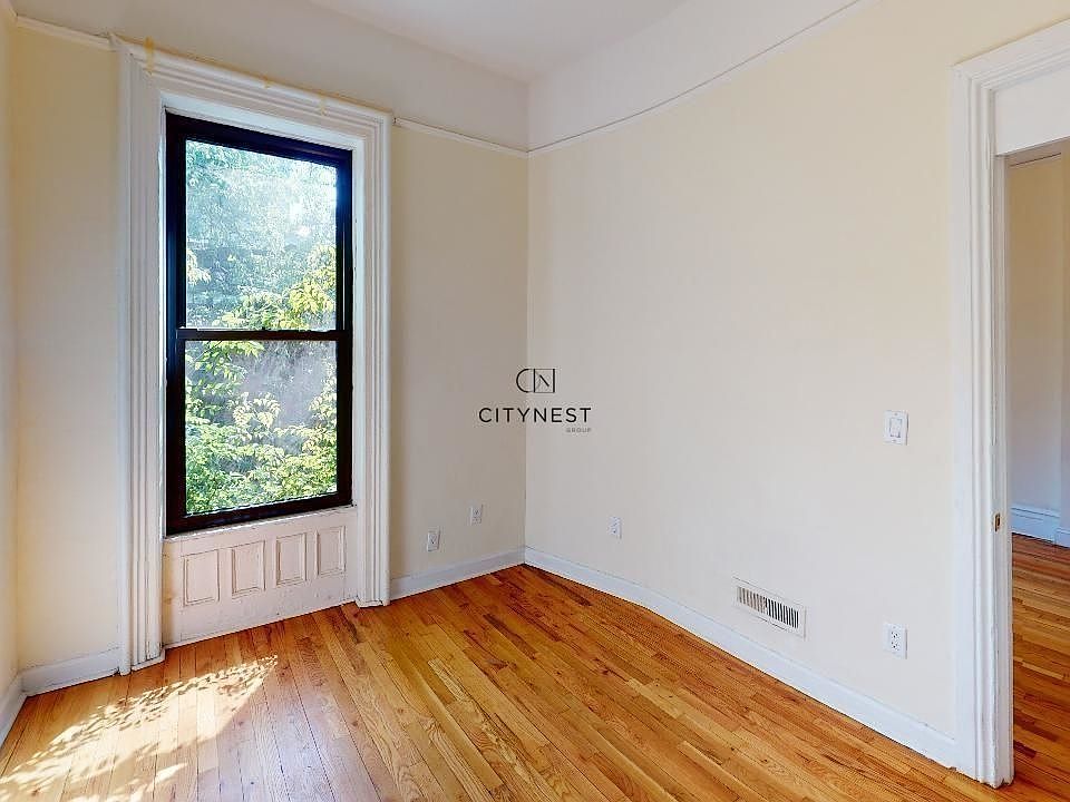 2nd image of 93 6th Ave #R4