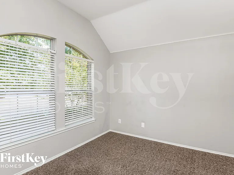 423 Hackberry Dr — Photo 12