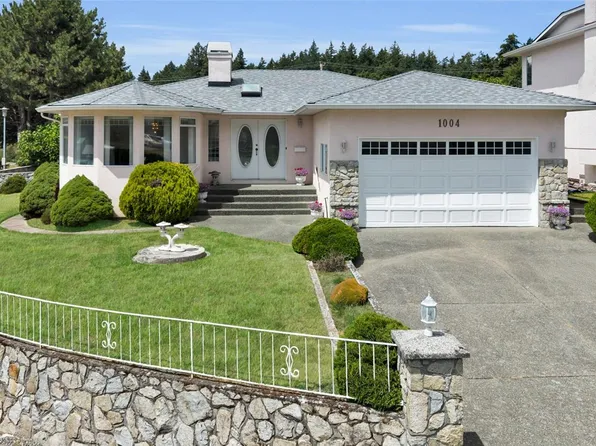 1004 Adeline Pl, Saanich, BC V8Y 3E7