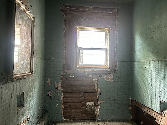 3rd image of 5614 Portland Pl