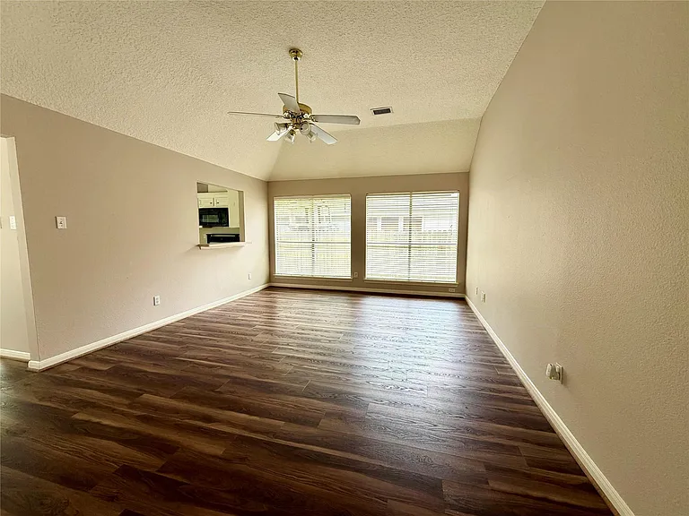 4006 Hunnington Dr — Photo 6