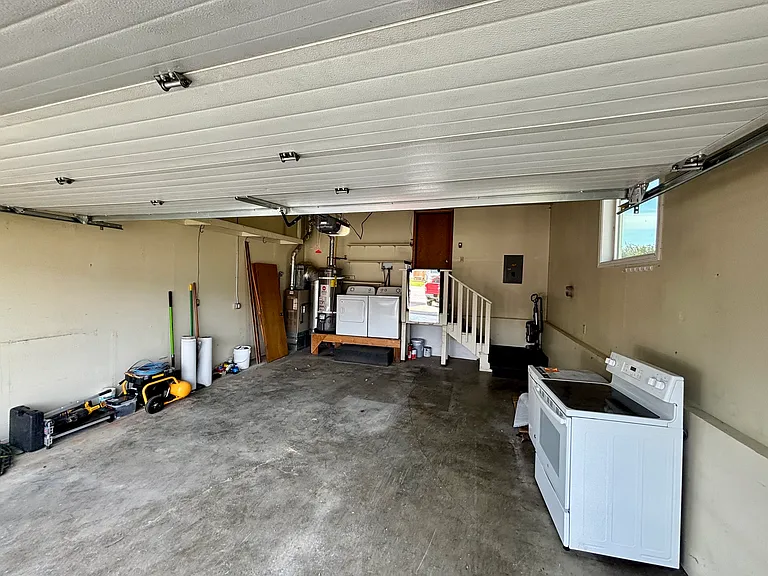 Oversized 2-car garage