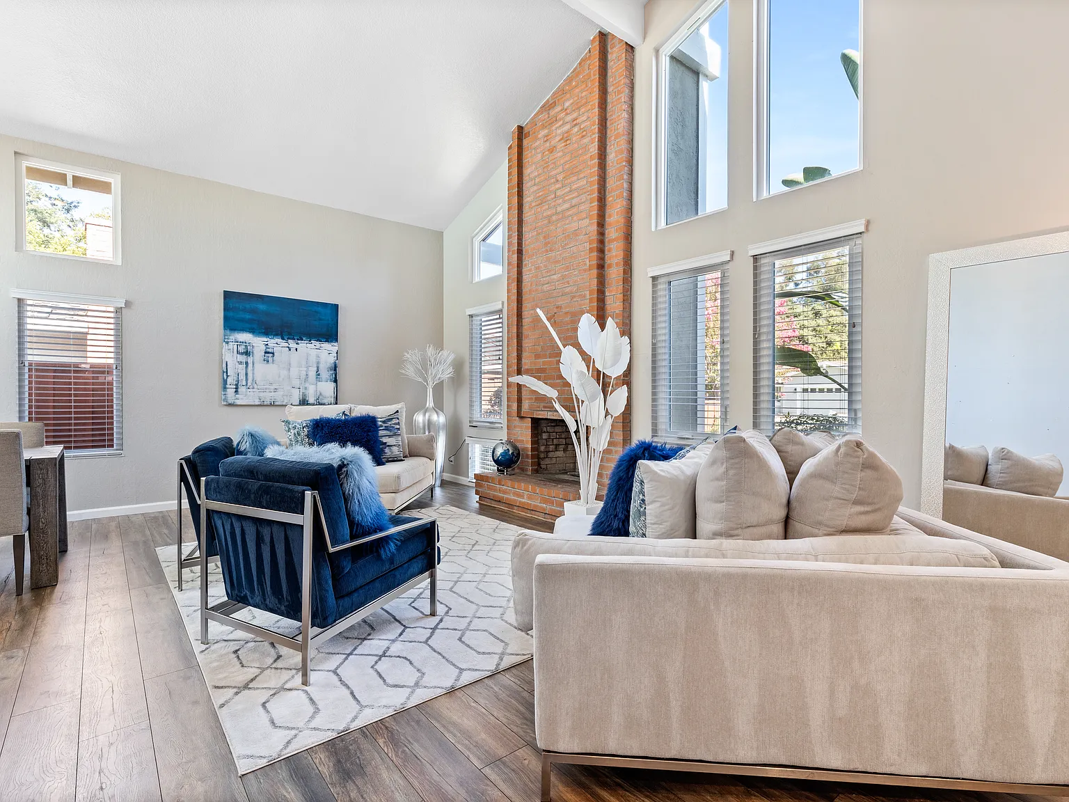 5 bed, 2562 sqft, $8,800 — Photo 3
