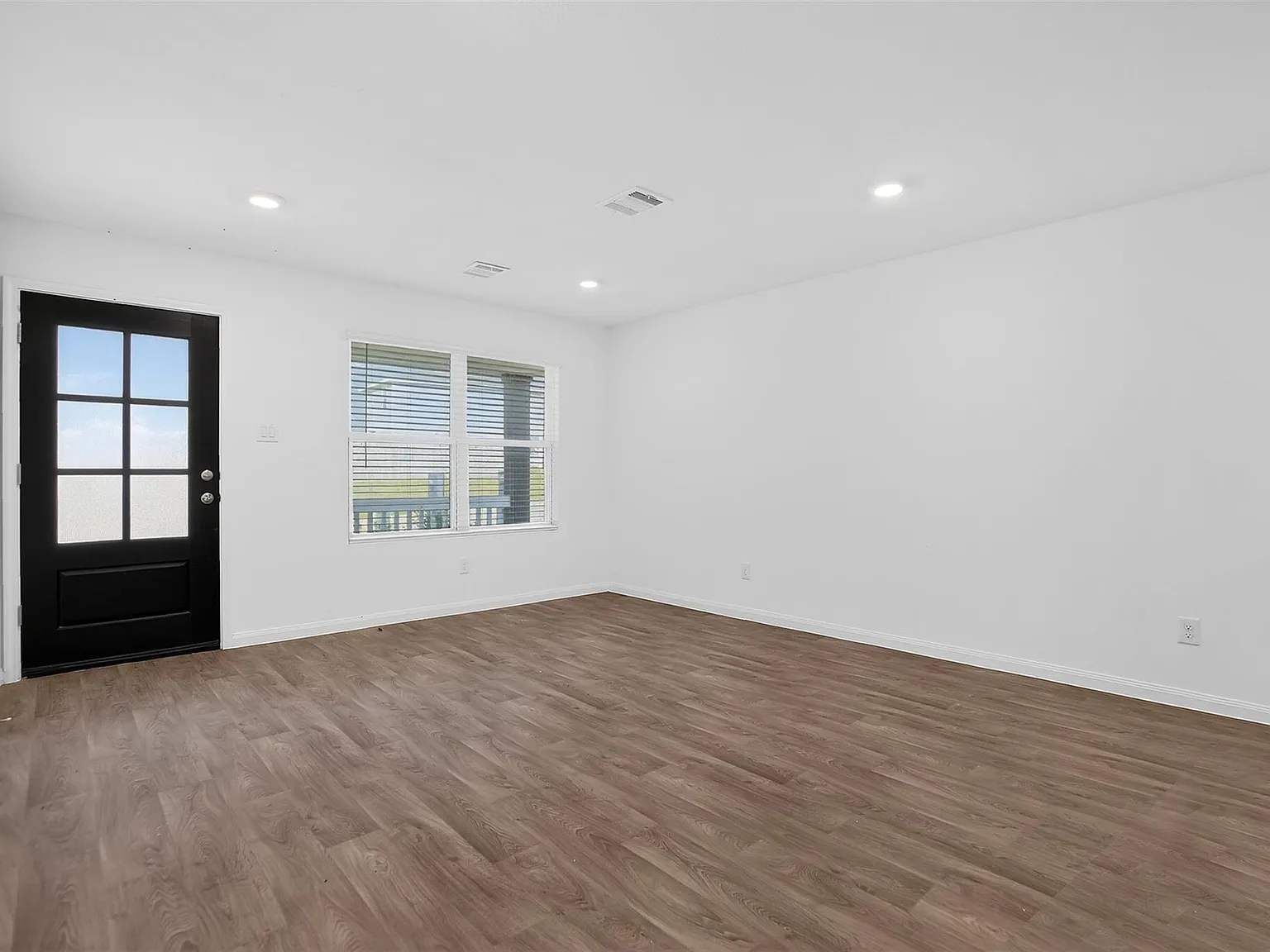 3 bed, 2.5 bath, 1206 sqft, $1,600 — Photo 4