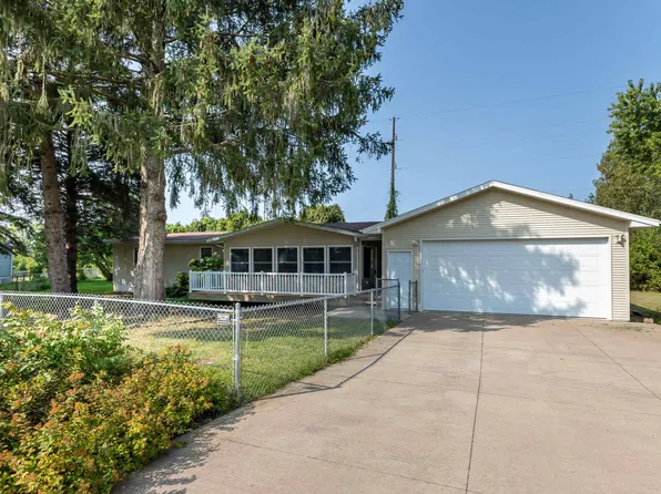 206 Iroquois Trl, East Dubuque, IL 61025