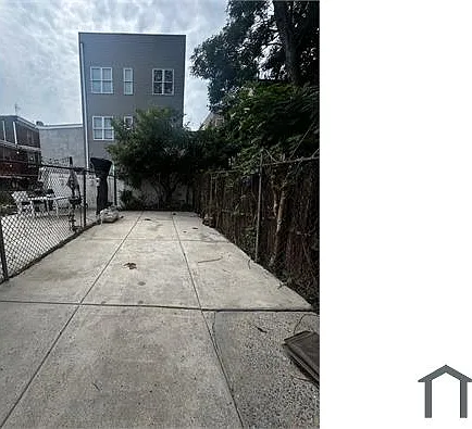 1922 N Marshall St — Photo 9