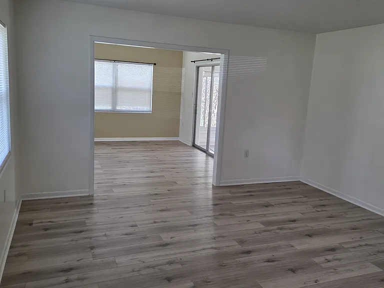 2711 SE 7th Ave — Photo 2