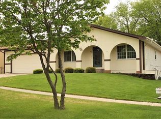 3311 Maplecrest Rd, Bettendorf, IA 52722