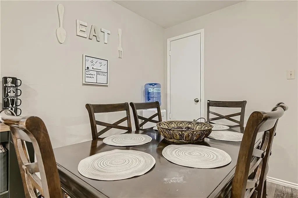 3 bed, 2.0 bath, 1063 sqft, $1,575 — Photo 4