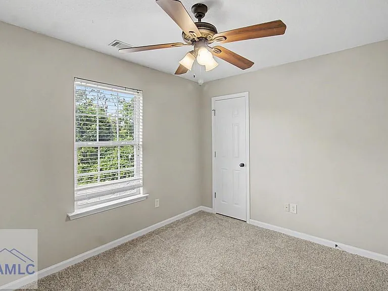 401 E Banks St — Photo 13