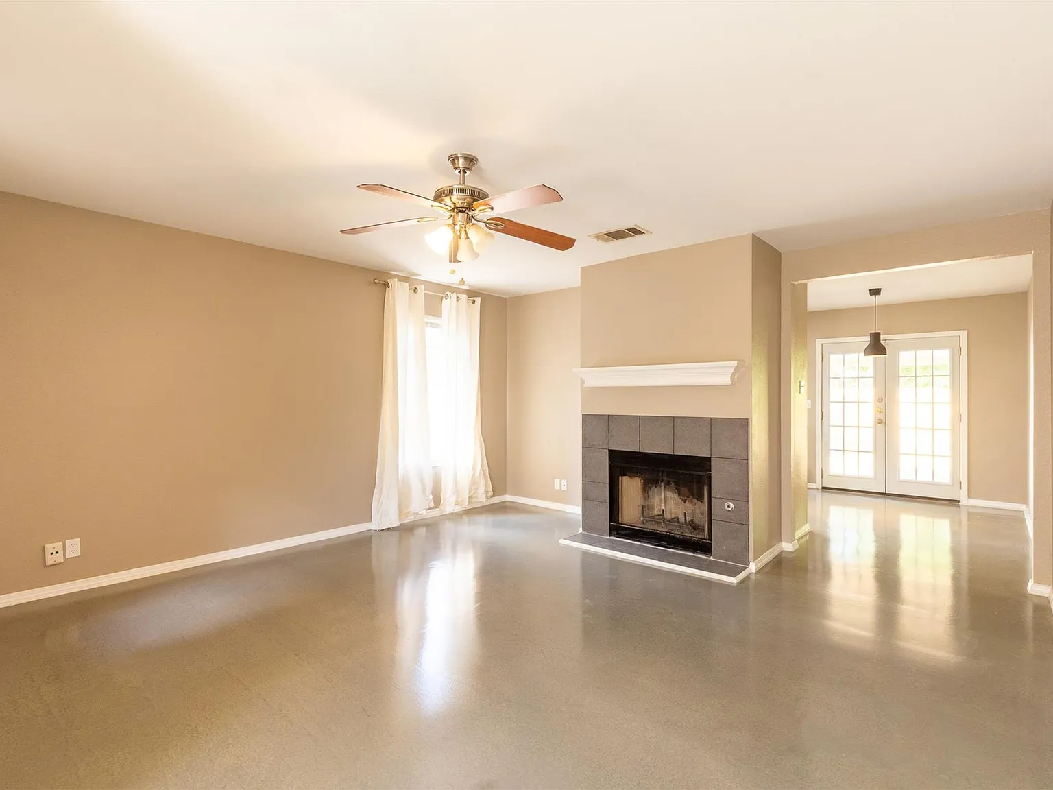 3 bed, 2.0 bath, 1266 sqft, $2,300 — Photo 2