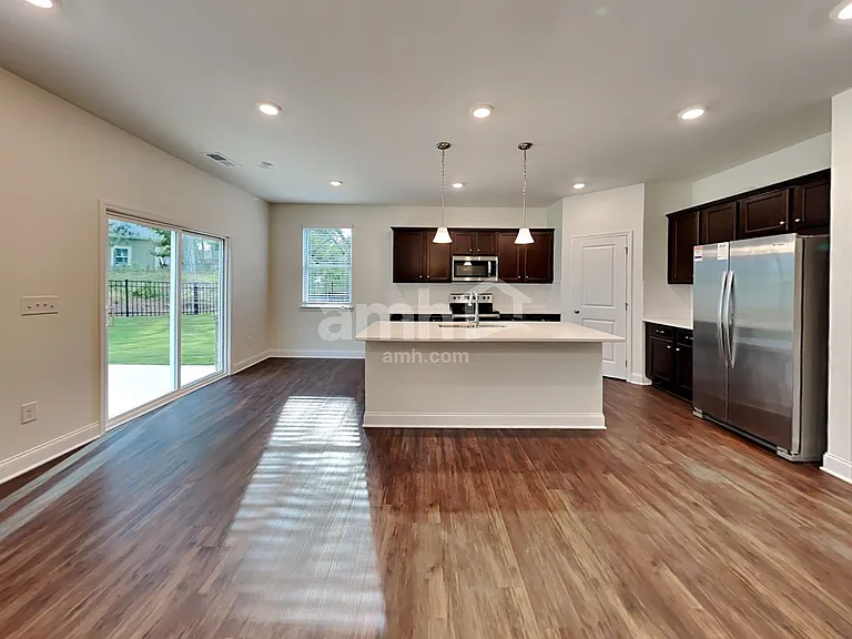 719 Carnaby Ln — Photo 5
