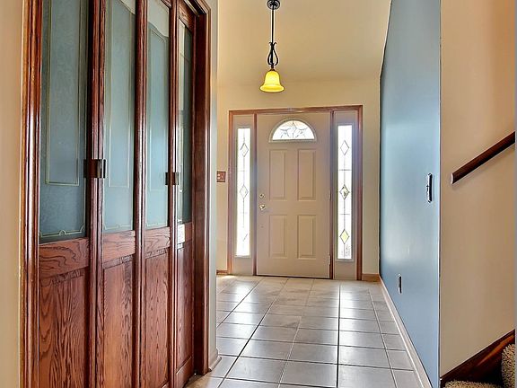 BRIGHT & CHEERY FOYER FEATURES CERAMIC TILE & LARGE ENTRY CLOSET