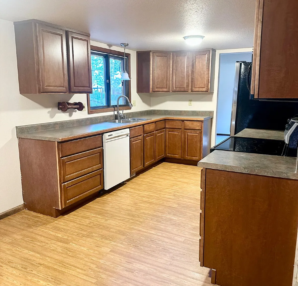 4 bed, 2.5 bath, 2188 sqft, $2,600 — Photo 4