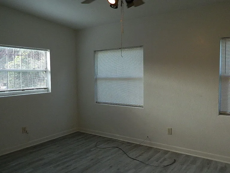 944 Kensington Dr — Photo 14