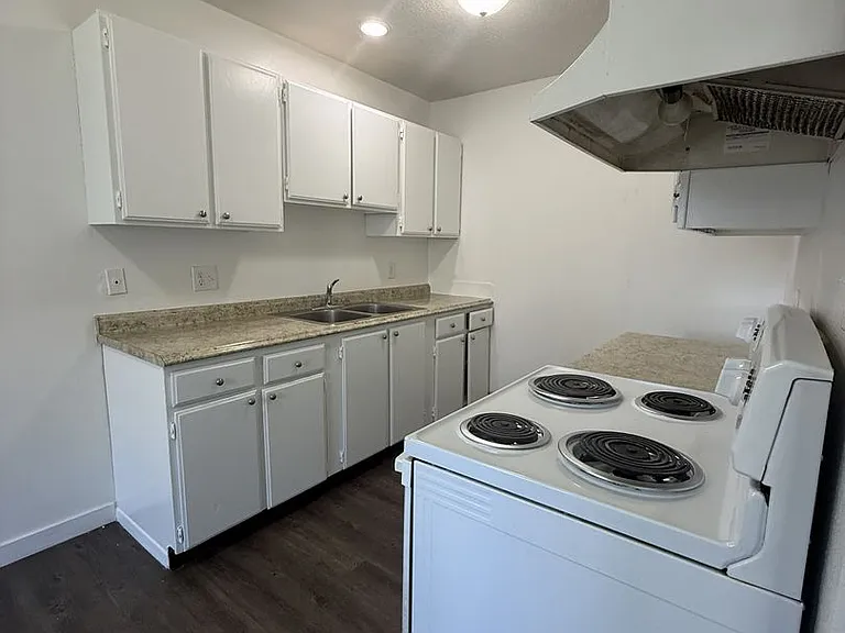 630 Franklin Ave — Photo 7