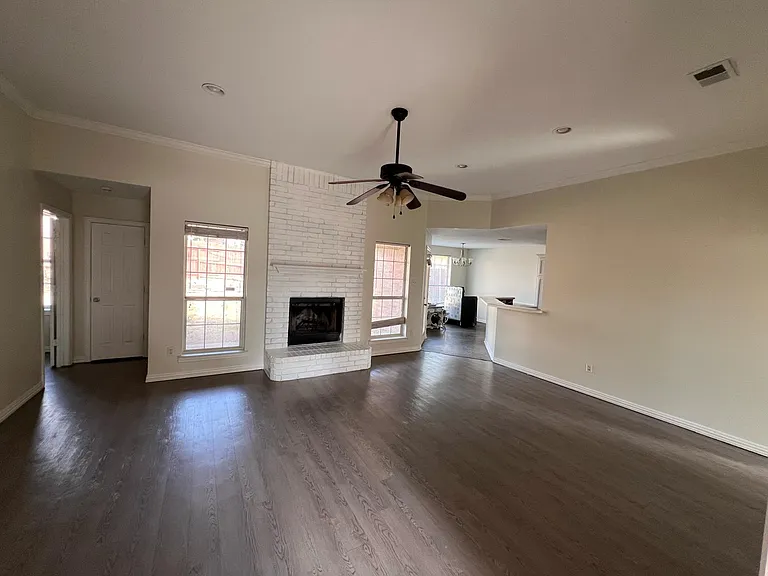 1116 Oak Grove Ln — Photo 3