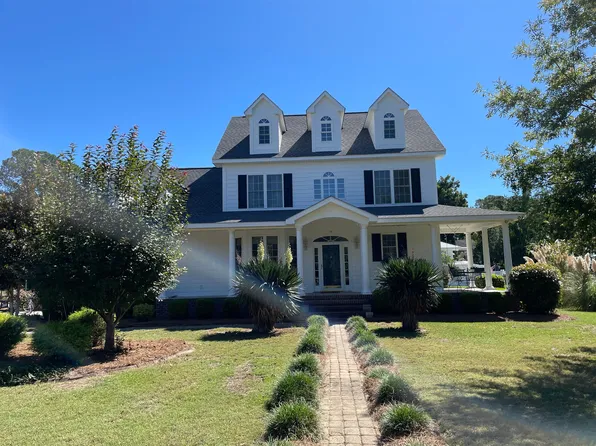 76 Arena Dr, Lake Waccamaw, NC 28450