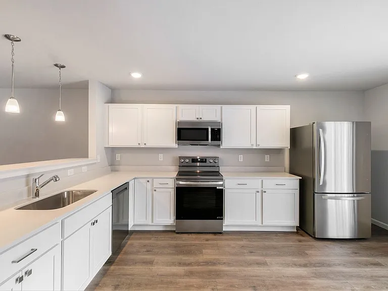 120 Iris Ct — Photo 2