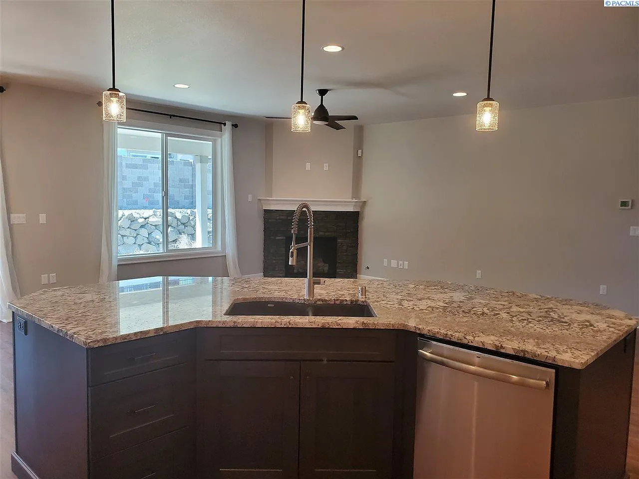 3 bed, 2.0 bath, 2062 sqft, $2,795 — Photo 4