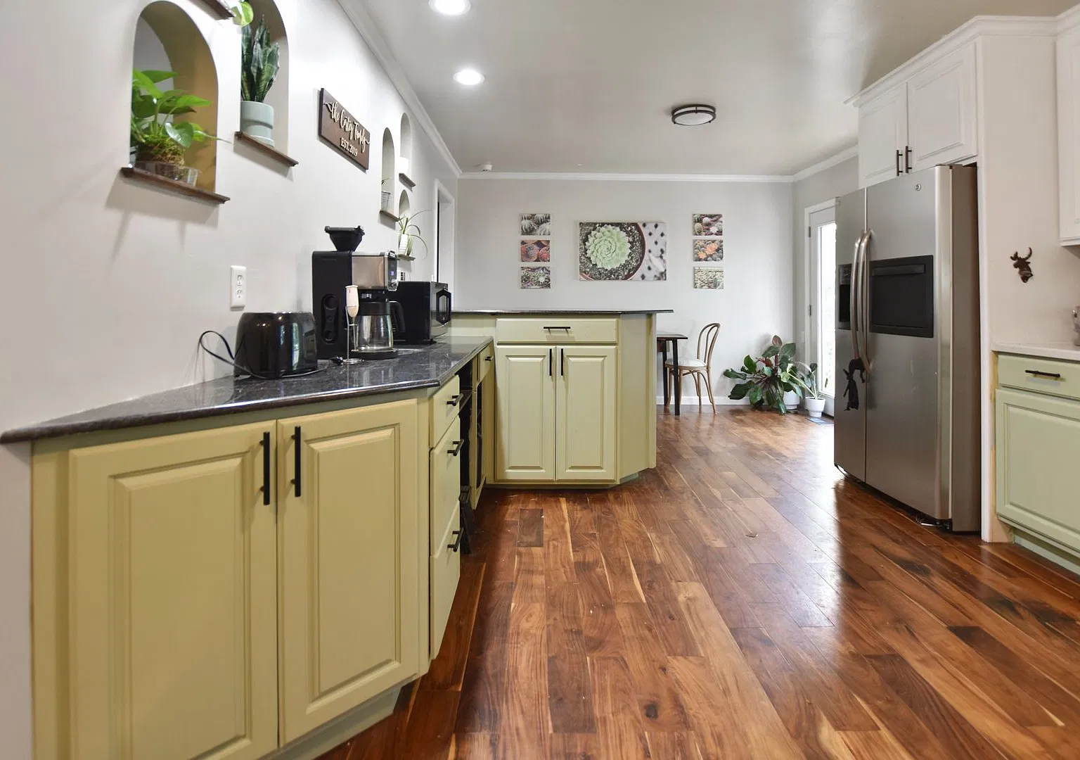 Pet Friendly Three Bedroom with Basement! — Photo 3