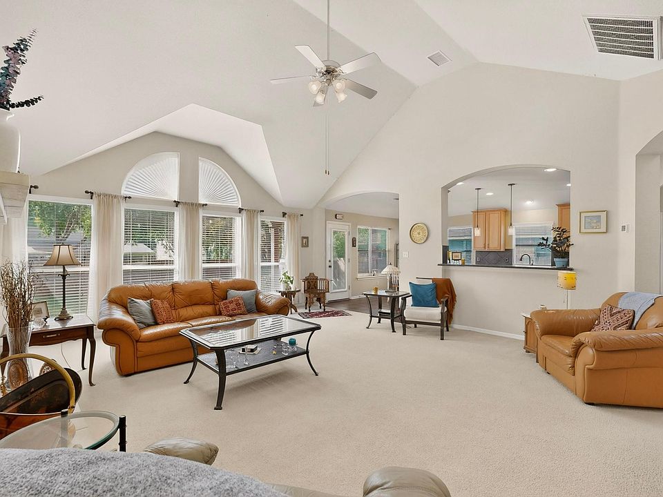 1st image of 905 Victoria Ridge Dr