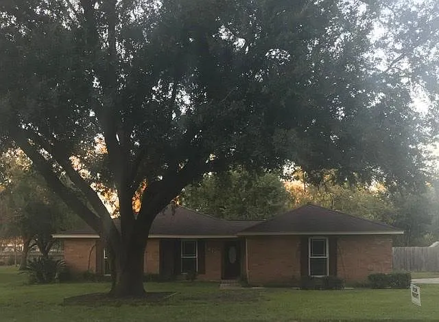 Cute house! - 18415 Anne Dr
